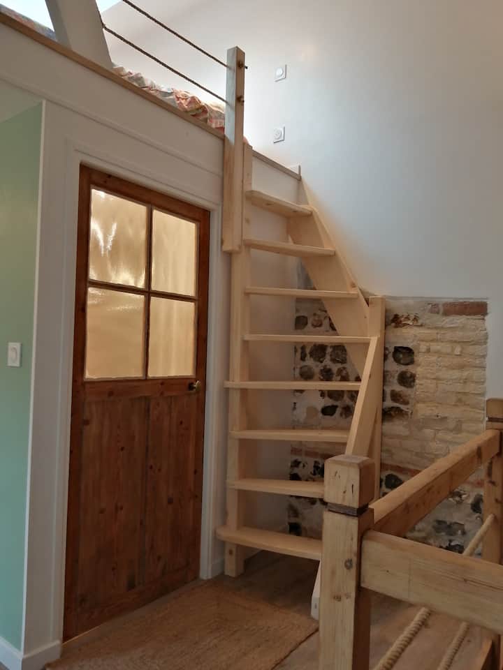 Schodisko k medziposchodovej posteli a dverám kúpeľne 
