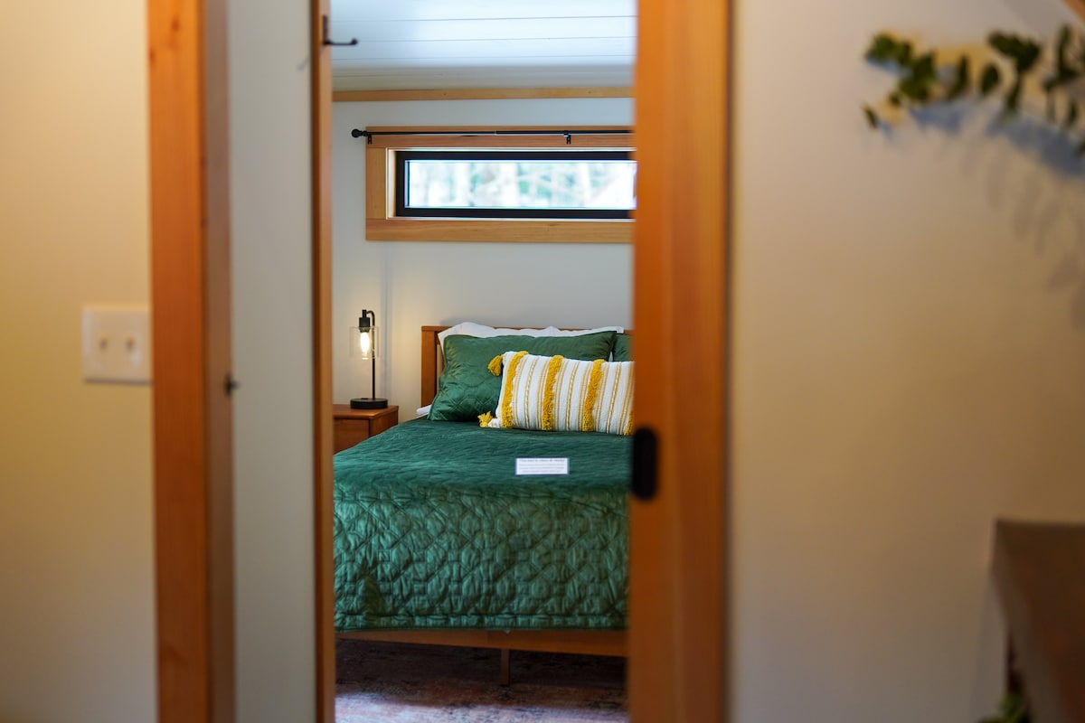 標準雙人牀，超級乾淨舒適的牀單。