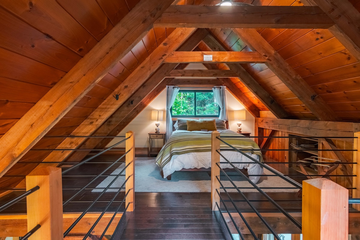 樓上閣樓的第二張標準雙人牀。 美麗的裸露木架，可欣賞森林和河流的美景。