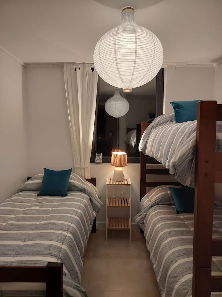 Მეორე საძინებელი 3 ერთადგილიანი საწოლით.