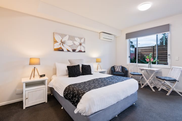 Unit 6 - Modern Studio Huskisson Main Street By Nautilus Apartments Jervis Bay - South Coast