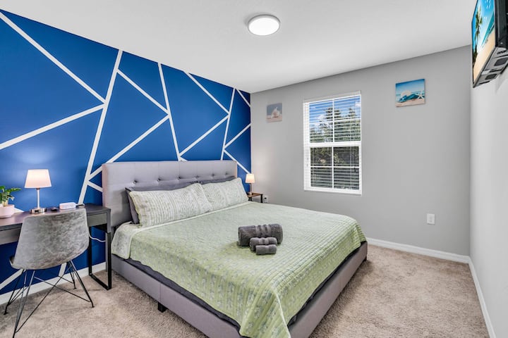 "Dhomë e kuqe" me krevat dopio "King", televizor Roku dhe tavolinë pune