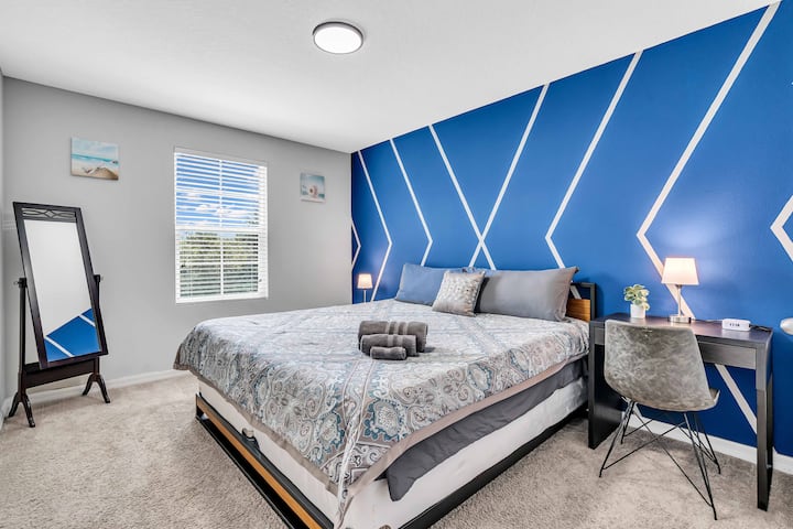 "Dhomë e gjelbër" me një krevat dopio "King" dhe një tavolinë pune.