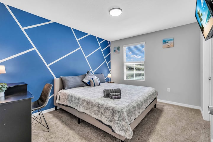 "Dhomë blu" me një krevat dopio "King", televizor Roku dhe Pack 'nPlay brenda dollapit