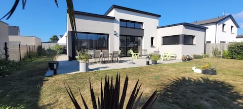 Top performing Airbnb: Contemporary and cosy house near the ocean. in Le Conquet