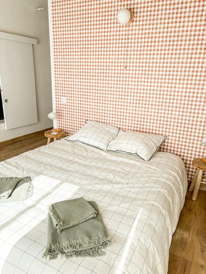 НОВА ПОСТЕЛНИНА! Главен апартман со сопствена бања, двоен туш, брачен кревет (широк 150-179 см) и соблекувална