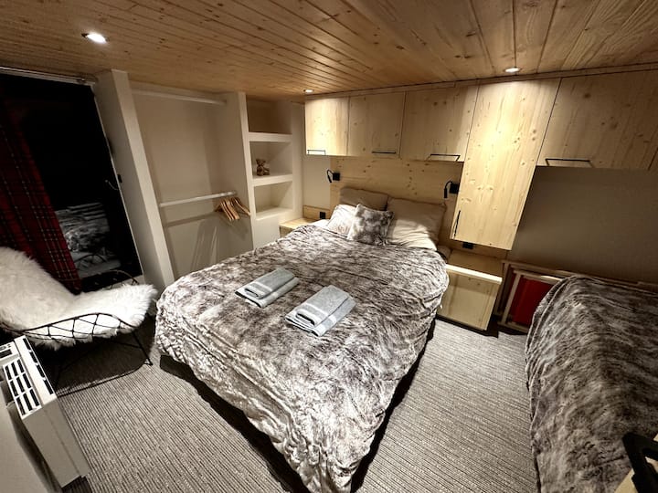 Första stora sovrummet med dubbelsäng, massor av garderobsutrymme och naturligt ljus