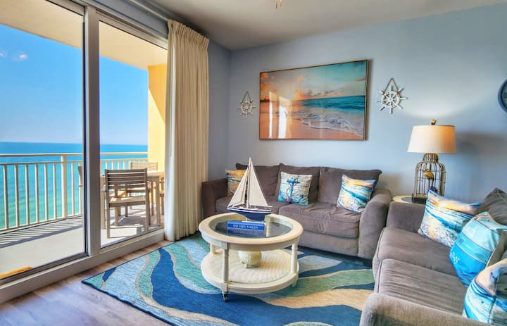 Პლაჟისპირა მისაღები ოთახი დიდი ზომის საძილე დივნით