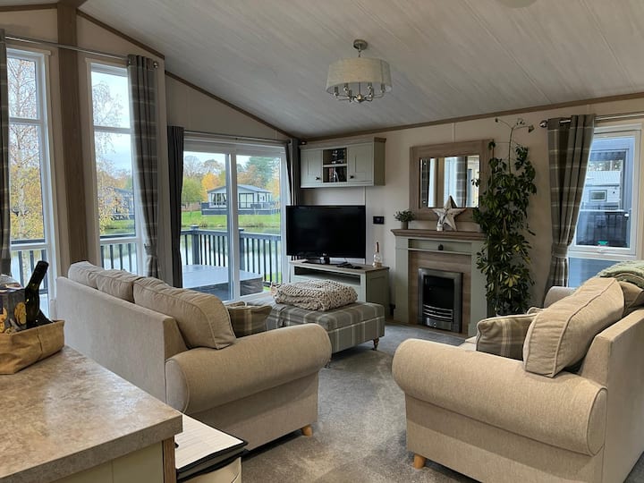 Kingfisher Lodge - Lakeside Lodge With Hot Tub - Horncastle
