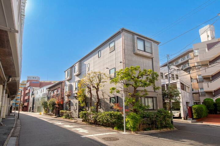 4-minute walk / 179㎡ – Accommodates 17 guests gallery image 2