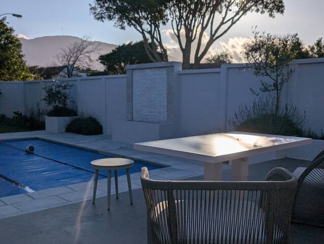 Upmarket holiday home, Constantia gallery image 3