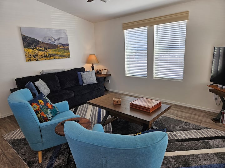 El sofá cama se pliega hasta convertirse en una cama tamaño queen.