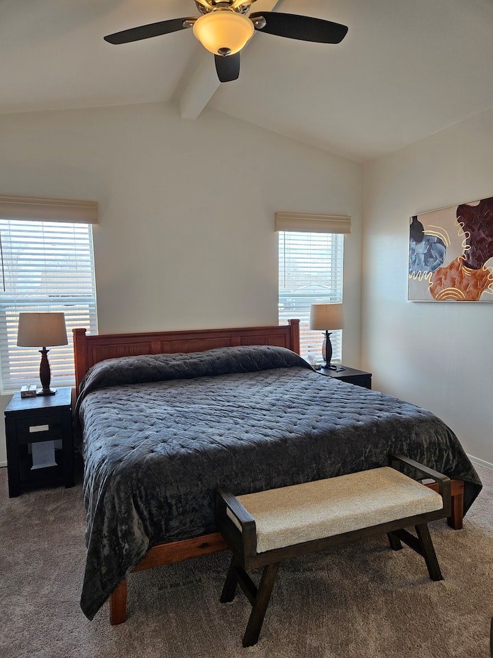 Dormitorio principal tamaño king.