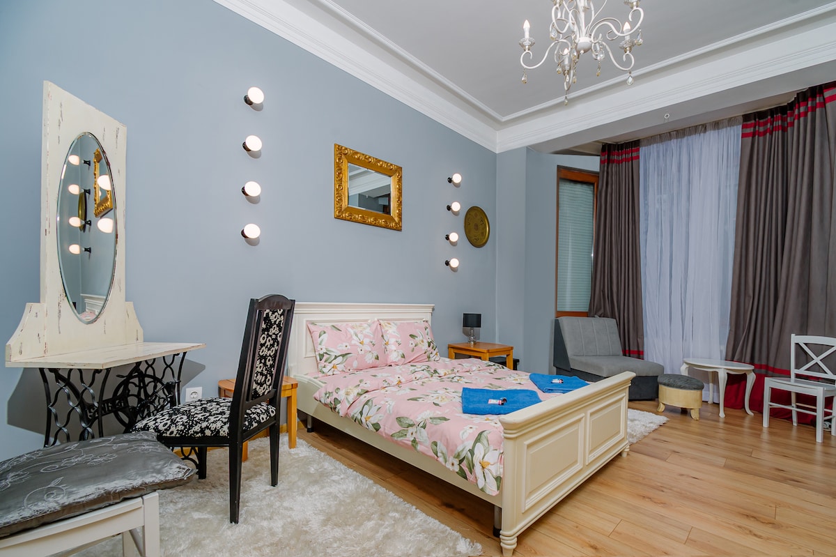 Dhomë gjumi e bollshme, ngrohje me dizajn, hapësirë pune dhe hapësirë bukurie