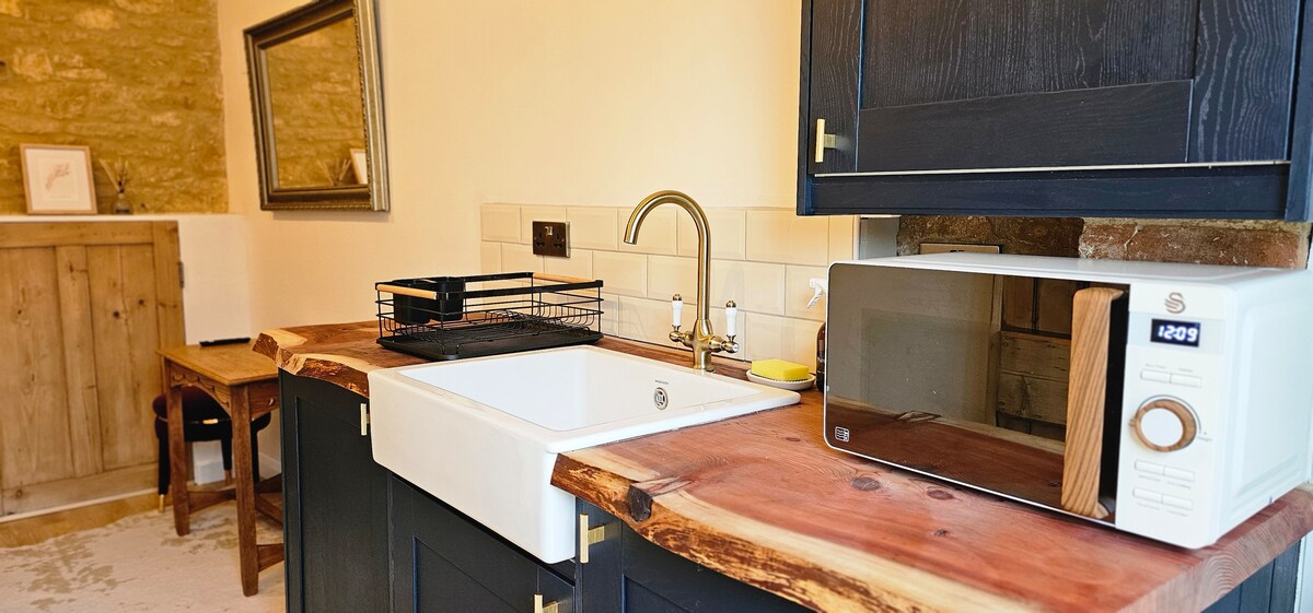 Popular Airbnb listing: The Little Mews in Cotswold