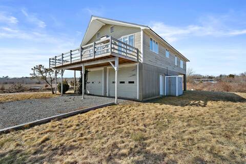 Oceanside Oasis:
->Private Beach
->Panoramic Views