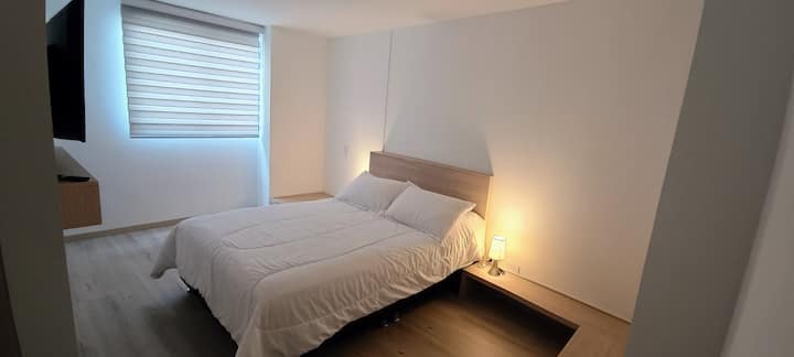 Otkrijte savršeno mjesto za odmor u ovoj udobnoj i svijetloj spavaćoj sobi. ️ 
Udoban krevet, moderan dizajn i prirodno svjetlo koje ulazi kroz prozor čine ga idealnim mjestom za odmor i punjenje baterija. 