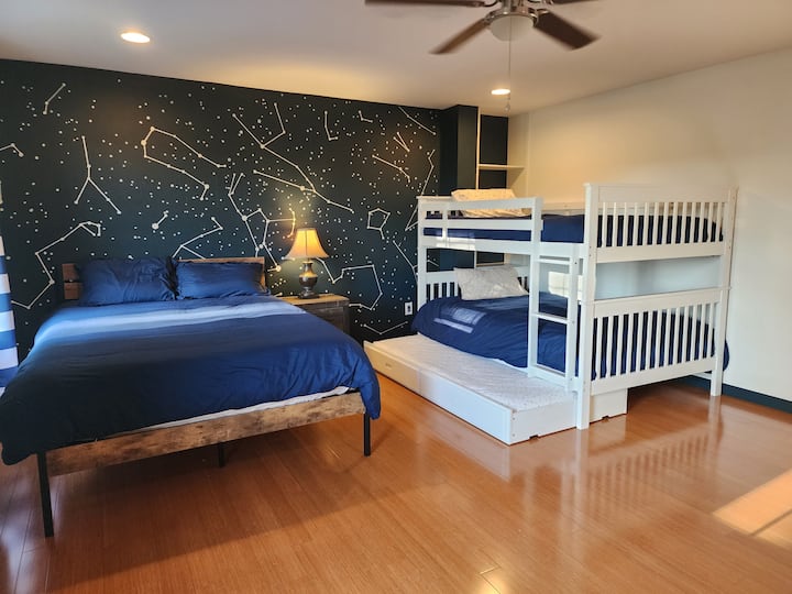 Მდებარეობს მე-2 სართულზე, რომელიც აღჭურვილია Queen ‑ ის ზომის საწოლით, სრული ორსართულიანი საწოლებით და ორადგილიანი თასმით, რომელიც ბუნკერების ქვეშ მდებარეობს. Ტრუნდლის გადატანა შესაძლებელია ოთახში შეთანხმების უპირატესი პარამეტრების დასაკმაყოფილებლად.