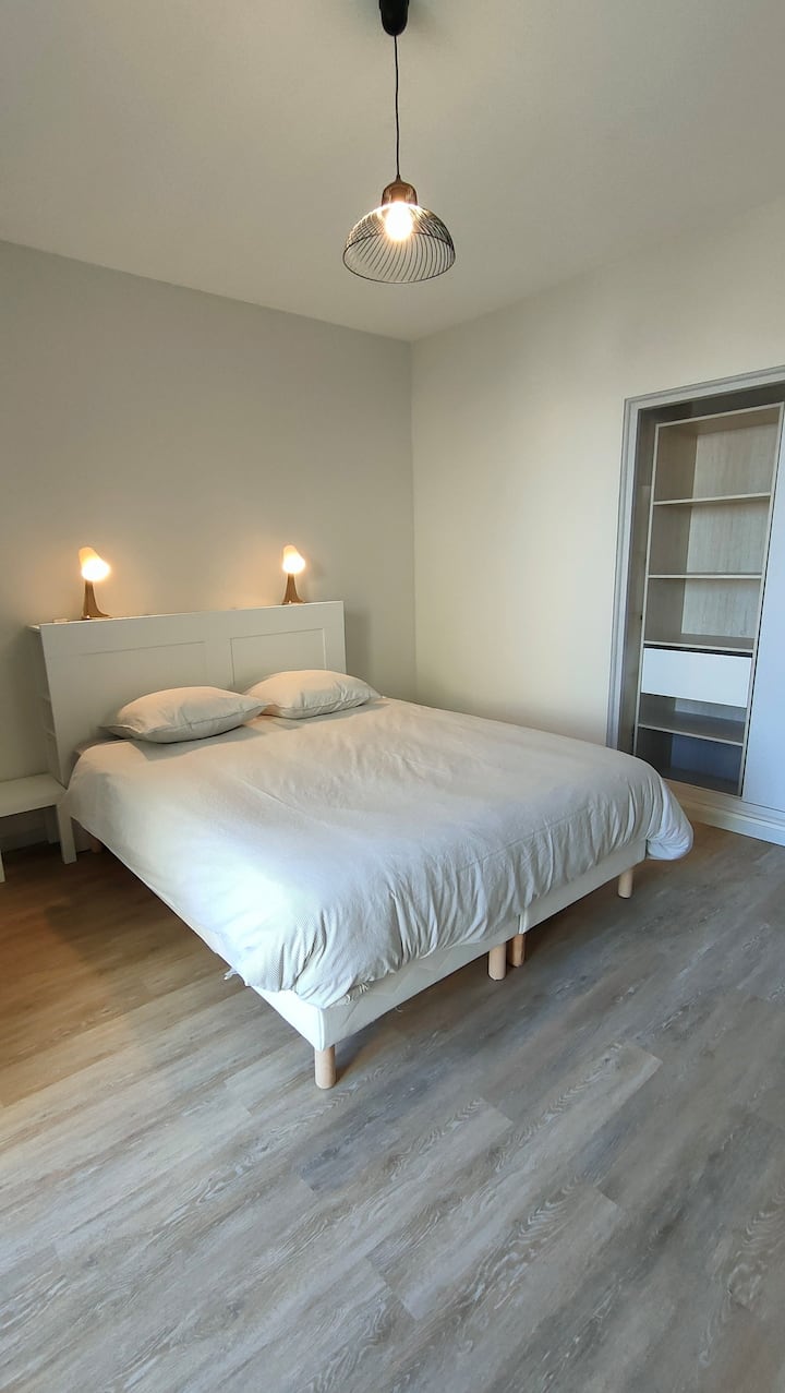 Veľká izba s rozlohou 16 m ² s veľkou skriňou, písacím stolom a pekným výhľadom na rybník