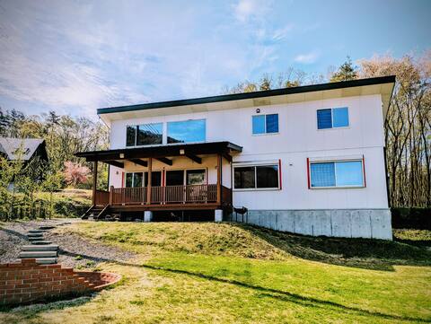 WIND + HORN, a private rental villa with a view of Mt. Tanigawa, hot springs, nature, activities, an