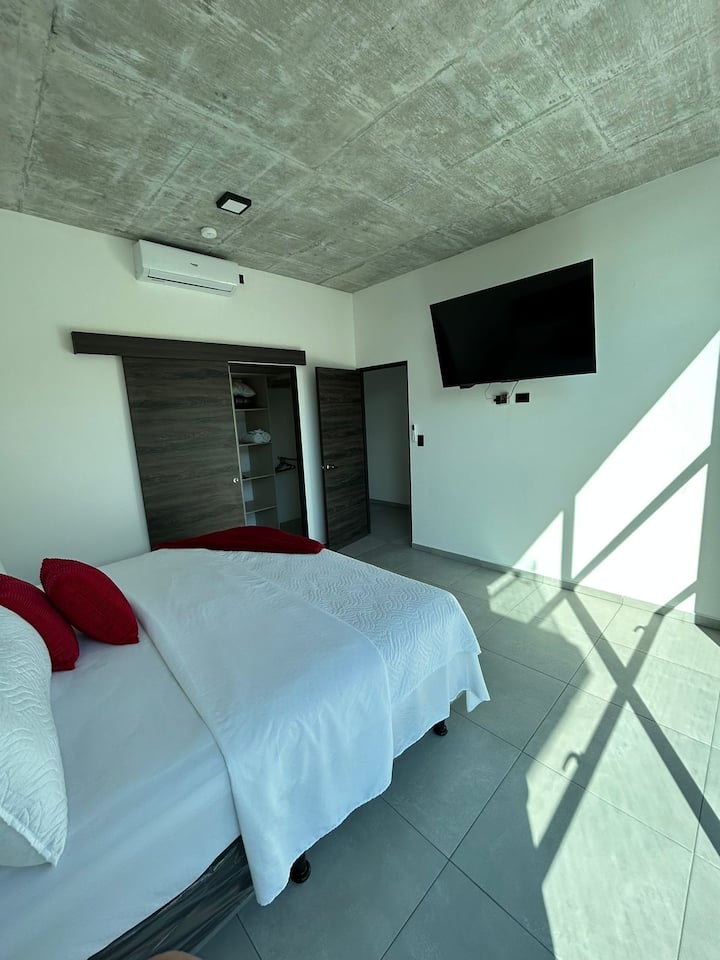 ห้องนอนใหญ่พร้อมทีวีขนาด 55 "และเครื่องปรับอากาศ
