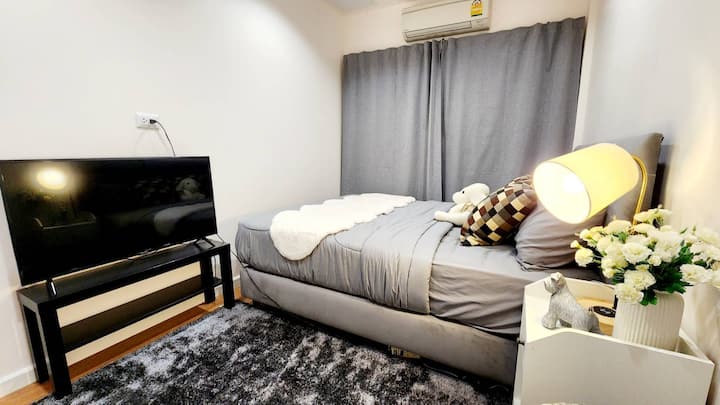 Chumba cha kulala R2 chenye televisheni mahiri inchi 40 
Chumba cha kulala R2 chenye televisheni janja ya inchi 40 