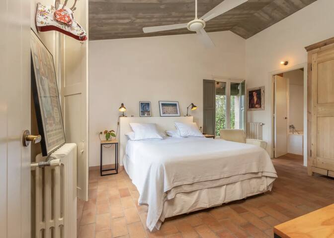 Costa Brava Villa – Pool, Garden & Autumn Getaway gallery image 4