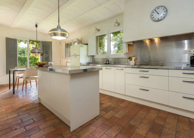 Costa Brava Villa – Pool, Garden & Autumn Getaway gallery image 3