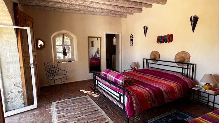 родителска спалня със суперголямо двойно легло ( 180 см ) 