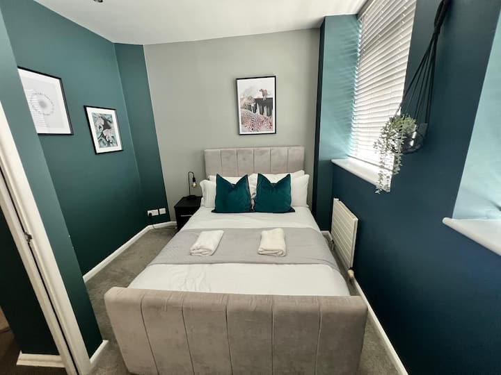 Schlafzimmer #2 mit reichlich Doppelbett und bequemer Matratze und Kopfkissen. Ausreichend Stecker und Platz für Gepäck. Nachttischlampe. Nachttischschrank. 
Schlafzimmer 2 in Central Brighton Apartment für Langzeitaufenthalte | Kurzzeitaufenthalte | Ferienaufenthalte und mehr.