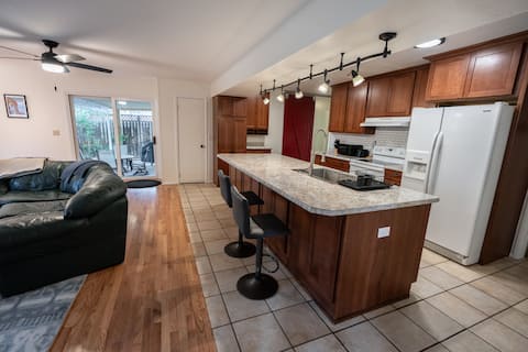 4 Bedrooms, Hot-Tub, Fenced Yard