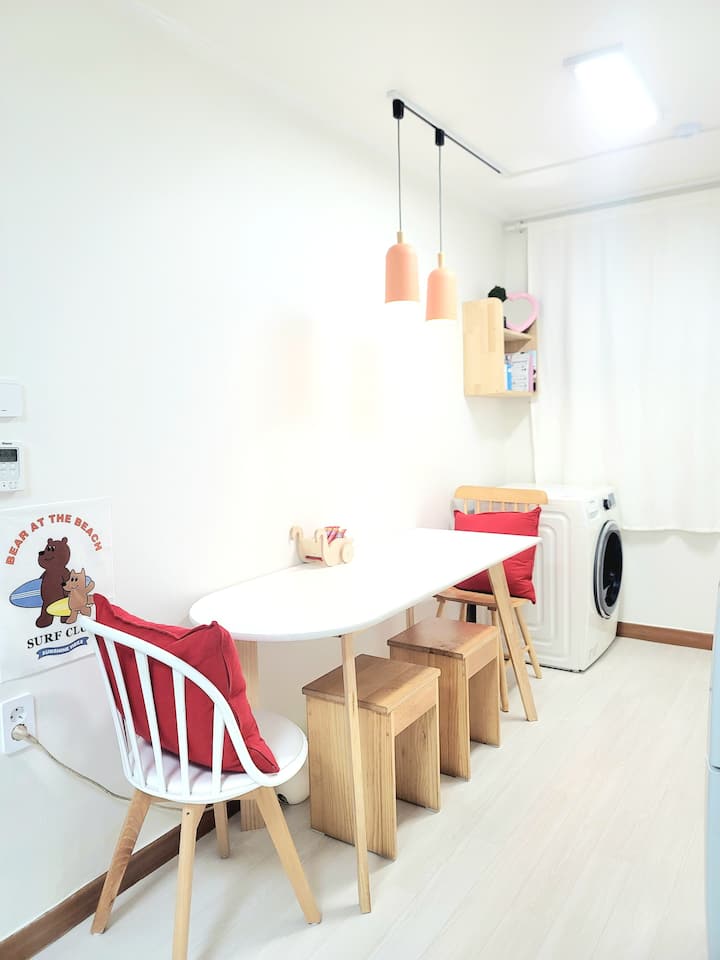 Hongdae/Sinchon/1st floor/4ppl/family/children/friend/private use/2 beds/queen bed