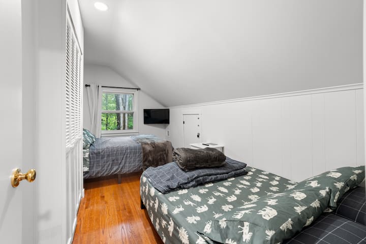 Chumba cha kulala cha ghorofa ya pili ikiwa ni pamoja na vitanda 2 kamili, kabati na televisheni mahiri.
Kumbuka: sehemu ya dari haipatikani kwa wageni. 