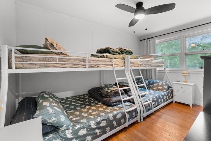 Chumba kikuu cha kulala ikiwa ni pamoja na vitanda 2 vya ghorofa (mapacha juu ya kabati kamili), kabati la kujipambia na televisheni mahiri.