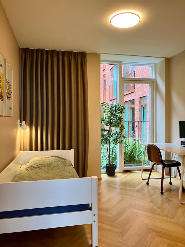 Tienerkamer met een bed van 90*200 cm en bureau