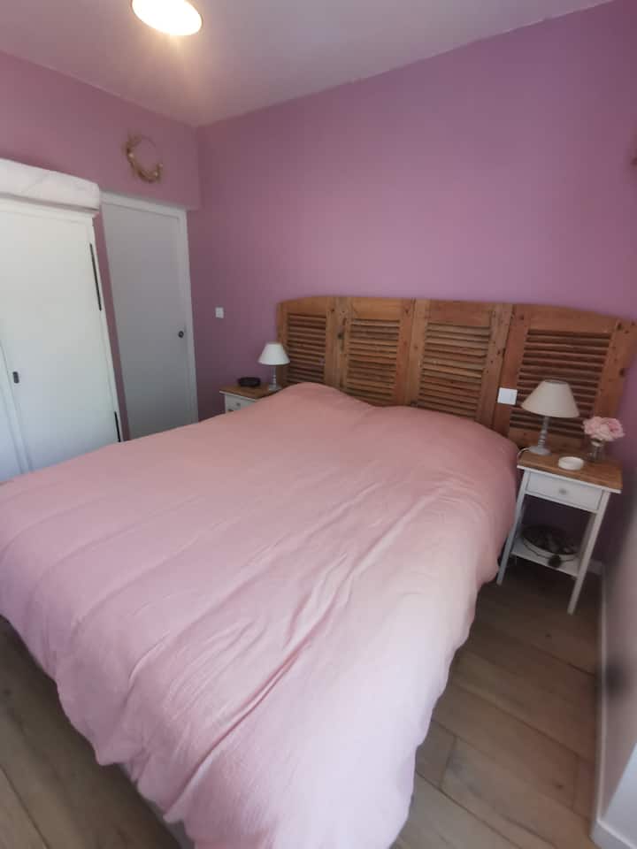 חדר שינה ורוד 10 מ"ר עם מיטה 160