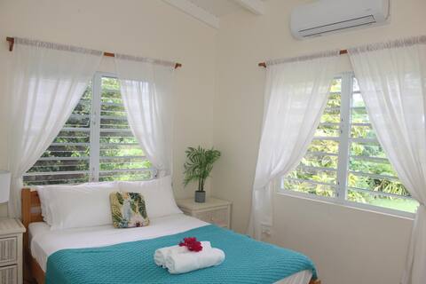 Unwind w/ 4 min walk to beach - great for families