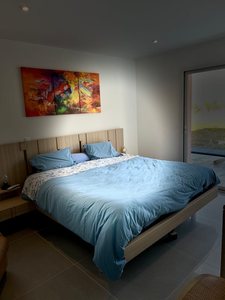 Habitación principal con cama eléctrica y smartTV.
En cada cajón de mesita de noche hay un enchufe múltiple para cargar los teléfonos y la tableta 