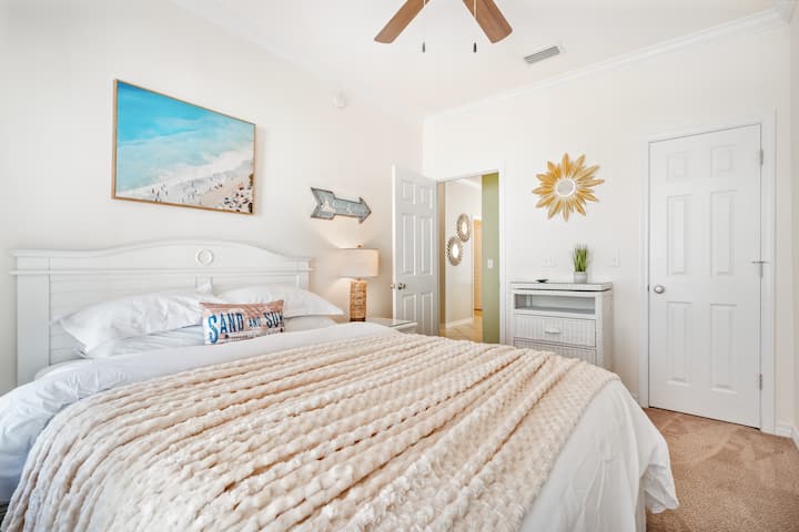 חדר שינה שני בגודל קווין סייז עם המיטה הנוחה ביותר וטלוויזיה חכמה.