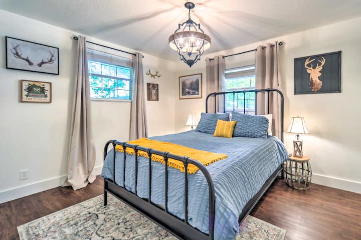 ห้องนอนของ Canyon Lake House ได้รับการออกแบบด้วยโทนสีที่ให้ความรู้สึกสดชื่นและได้รับแรงบันดาลใจจากชายฝั่งทะเล เพื่อช่วยให้คุณผ่อนคลายได้ทันที หน้าต่างบานใหญ่ปล่อยแสงแดดจากเท็กซัสเข้ามาในห้อง ส่วนม่านคุณภาพสูงช่วยให้คุณนอนหลับต่อได้จนดึกตามที่ต้องการ