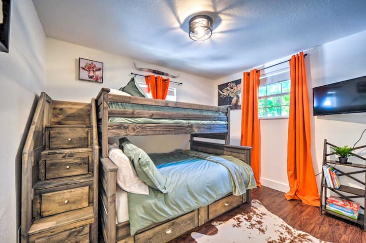 ห้องพักแบบ 2 ชั้นของ Canyon Lake House ได้รับความนิยมอย่างมากจากครอบครัว โดยมีบันไดในตัวที่สร้างขึ้นตามสั่งและพรมหนังวัวที่สนุกสนานเพื่อให้ได้บรรยากาศแบบเท็กซัสอย่างแท้จริง ที่นี่เป็นจุดนัดพบสุดพิเศษสำหรับเด็กๆ ที่จะได้เติมพลังหลังจากไปอาบแดดที่ Schlitterbahn มาทั้งวัน