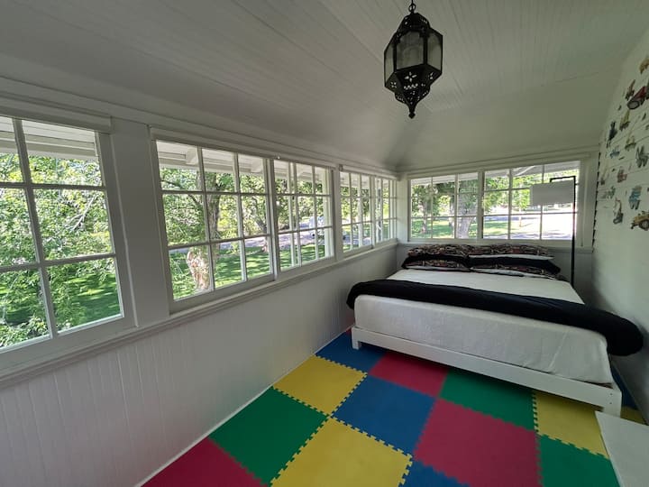 Spavaća soba 7 (također prednji trijem za spavanje)s bračnim krevetom . Sjenila na svim prozorima za potpunu privatnost.  Mountain Views u izobilju!