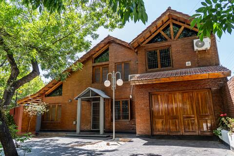Beautiful 16p home with pool+hot tub