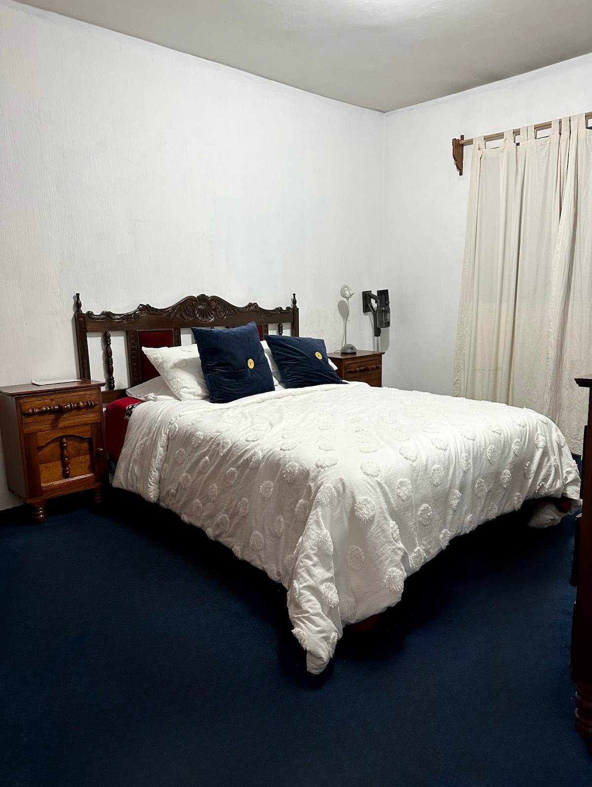 غرفة النوم رقم رقم: سرير كبير وحمام خاص ملحق.