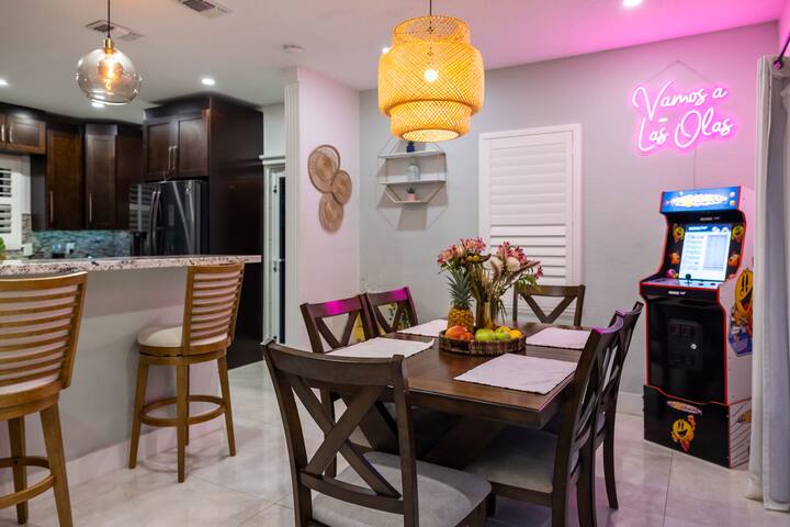 Tropical Oasis:Pool-Fire Pit-Bar-Mini Golf-Sauna gallery image 4