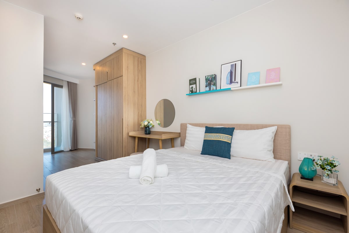 Phòng ngủ sang trọng với  giường cỡ lớn. Bàn trang điểm  tinh tế kèm theo tủ áo tiện lợi,không gian thuận tiện cho việc trang điểm và sắp xếp đồ đạc. Điều này tạo nên một không gian sang trọng và tiện nghi cho giấc ngủ của bạn.