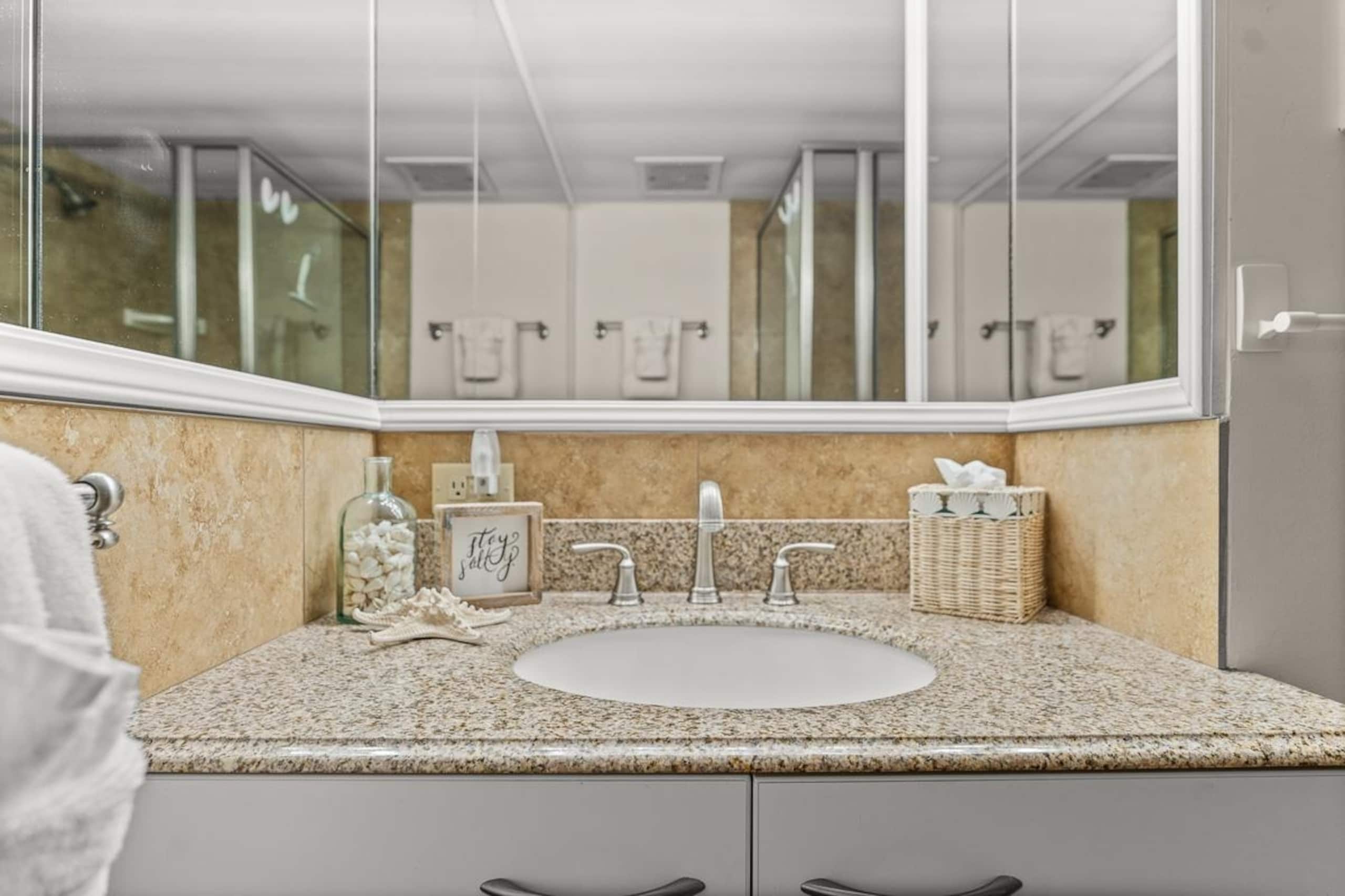 Condo in Lahaina · ★4.96 · Studio · 2 beds · 1 private bath - Image 23