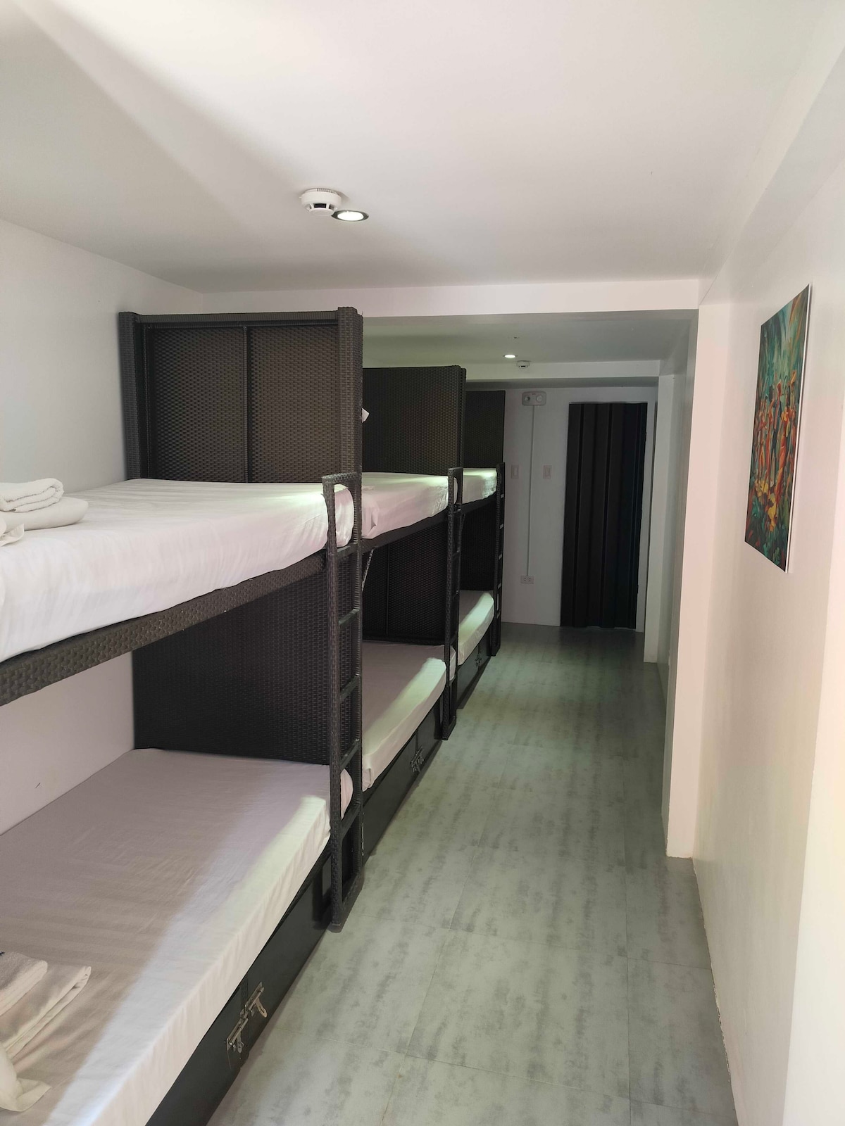 مسكن مختلط مفروش بأسرّة بطابقين.