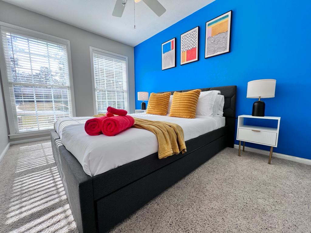 Თამამი ლურჯი კედელი ეწინააღმდეგება კაშკაშა მზის სხივებს ფანჯრებიდან და ანათებს მყუდრო საწოლს, რომელიც მორთულია მდოგვის ბალიშებითა და დაკეცილი ოქროს საბნით. 