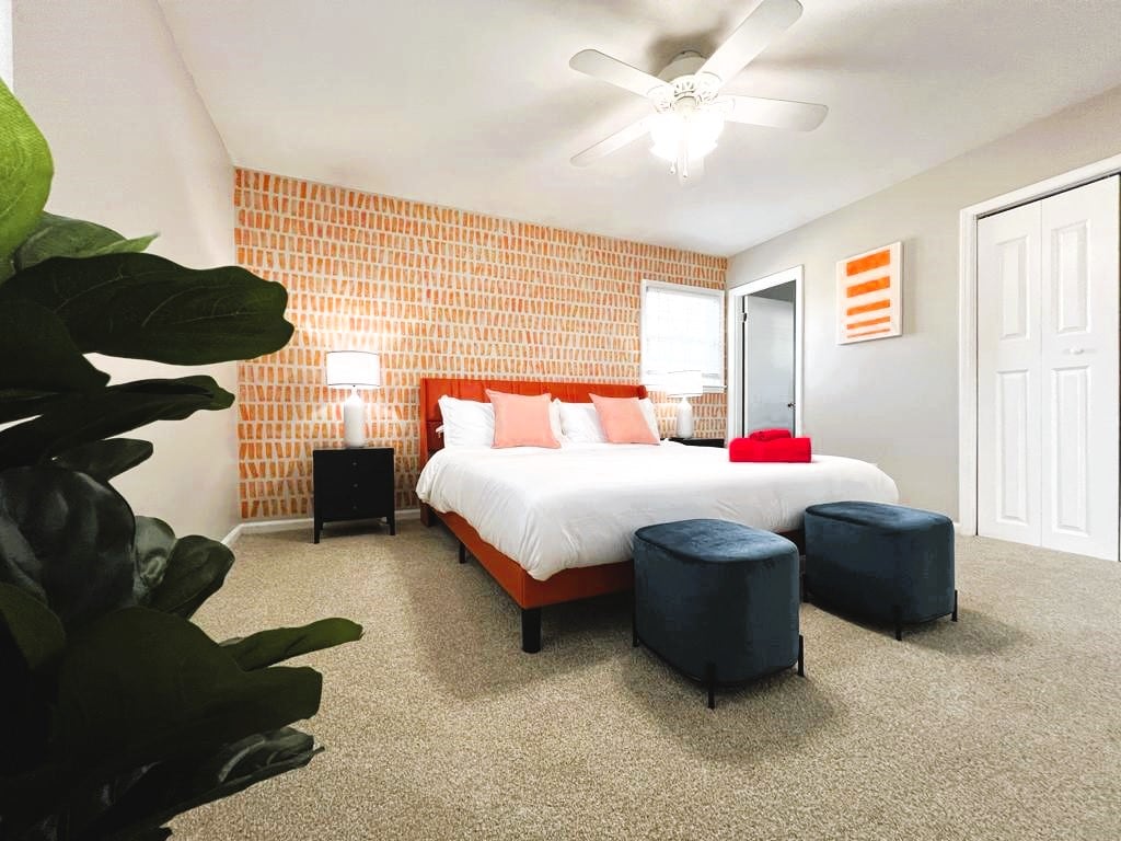 Დატკბით ამ ფართო და მშვიდი დიდი საძინებლით, რომელიც ნარინჯისფერი აქცენტებითა და მყუდრო გარემოთი გამოირჩევა. Იდეალურია გამაახალგაზრდავებელი ღამის დასვენებისთვის ან მშვიდი მომენტისთვის წასაკითხად და დასასვენებლად. Შთამბეჭდავი ოსმალები და რბილი განათება სრულდება ამ ელეგანტურ დასვენებას.